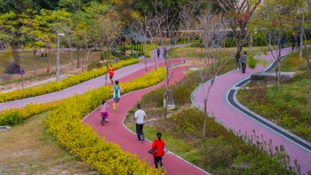 A dedicated children’s bicycle track provides a safe, accessible facility for kids to ride their bikes under supervision. The bike path and jogging path wind their way through the park.